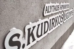 Alytuje nežinomu ginklu sužalotas vyras