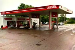 Juodas BMW nesusimokėjęs už degalus išvažiavo ir iš „Lukoil“