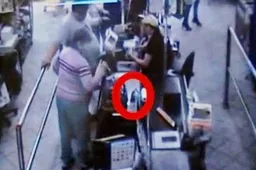 Prie „Maxima“ kasos paliktą prekę pasisavinusi vagilė – nufilmuota (VIDEO)