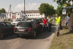 „Peugeot" Pulko gatvėje rėžėsi į priekabą, kurią vilko „Toyota" (NUOTRAUKOS. VIDEO)