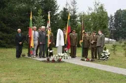 Meškasalio partizanams atminti pastatytas paminklinis kryžius