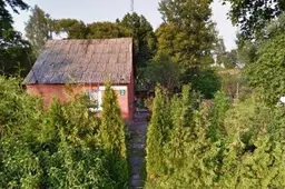 Nuvažiavo nuo kelio, atsitrenkė į pakelės medį ir namo tvorą