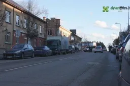 Automobilis S. Dariaus ir S. Girėno gatvėje nepraleido motociklo (NUOTRAUKOS. ATNAUJINTA)
