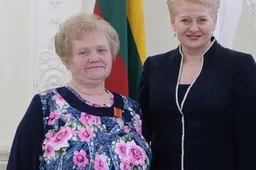 Daugiau nei po septynis vaikus išauginusioms dzūkėms - ordino „Už nuopelnus Lietuvai“ medaliai