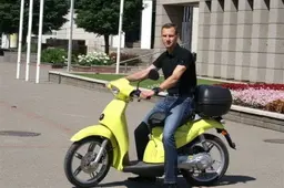 Motoroleriu vyks į svarbiausius miesto objektus