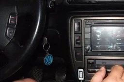 Multimedijų „kolekcionieriai“ Alytuje daužė VW ir „Škoda“ automobilius