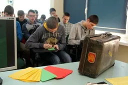 Alytaus muziejininkai mokyklose pasakoja apie platėjančias kelnes, Liuksemburgo radiją ir hipiuojantį jaunimą