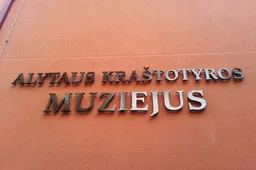 Alytaus kraštotyros muziejuje – paroda, skirta Lietuvos elitui ir jo aplinkai
