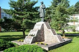 Sutvarkytas paminklas Nemunaičio miestelyje ir žydų kapinių tvora Klydžionių kaime