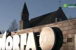 Dėl besibūriuojančių pirkėjų gausos prekybos centrą teko atidaryti anksčiau (TV)