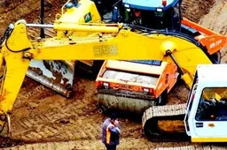 Traumos darbe - prispaudė metalinės konstrukcijos, sužalojo staklės (ATNAUJINTA)