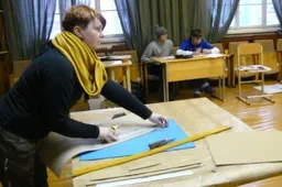 Supermenų iniciatyva Amatų mokykla virto kartoninių baldų dirbtuvėmis (NUOTRAUKOS)