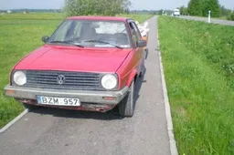 Ar pėsčiųjų ir dviratininkų taku gali važinėti ir automobiliai? (FOTO, VIDEO)