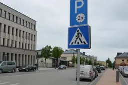 Priešais miesto rotušę - nauji ženklai P