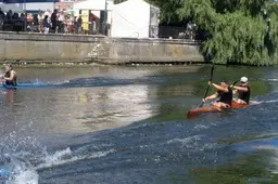 Alytaus bankininkas sėkmingai irkluoja tiek ežeruose, tiek jūroje