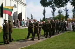 Pašventintas paminklinis atminimo ženklas partizanams