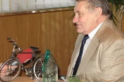 Meras Česlovas Daugėla 70-mečio proga pasveikino dviračių  sporto trenerį Napoleoną  Buinauską