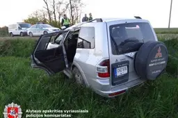 Gluosninkų kaime nuo kelio nuvažiavo ir apvirto „Mitsubishi Pajero“ (NUOTRAUKOS)