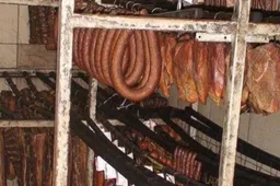 Daugiau nei toną neaiškios kilmės mėsos produktų Alytuje nurodyta utilizuoti