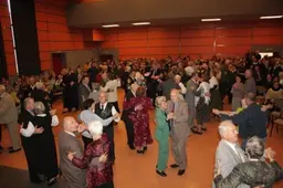 Spektaklis, vaišės ir šokiai – savivaldybės dovana Alytaus rajono senjorams