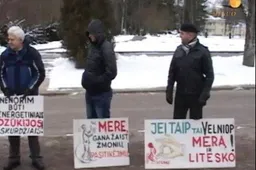 Druskininkiečiai prie savivaldybės piketavo dėl aukštų šildymo kainų (VIDEO)
