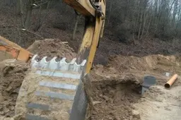 Mirė Piliakalnio gatvėje prispaustas darbininkas (ATNAUJINTA)