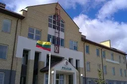 Mikroautobusus iš sodybos mėginęs nuvaryti užsienietis uždarytas į areštinę