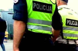 Smurtas prieš pareigūnus - sulaikytoji įkando į patrulio ranką, sulaikytasis įžeidė policininkų garbę bei orumą ir trenkė į galvą