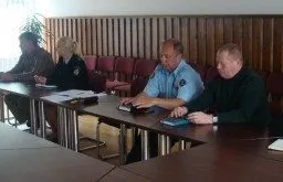 Taryboje - nepilnamečių reikalų specialistė, policijos tyrėjas, savivaldybės gydytojas, gimnazijos prezidentas ir miesto inžinierius