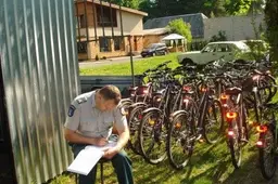 Policijos pareigūnai žymėjo miesto gyventojų ir poilsiautojų dviračius