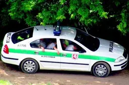 Paketai su galimai narkotine psichotropine medžiaga – ant žemės ir automobilyje
