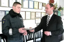 Naujam policijos darbuotojui - darbo užrašai su komisariato rekvizitais ir antsiuvas su herbu