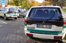 Skaitytuvą ir skambutį nulupo nuo komisariato, „kentėjo“ lengvieji automobiliai, vyro galvą prakirto žmonos sviesta lėkštė, gaisre rastas lavonas (VIDEO)