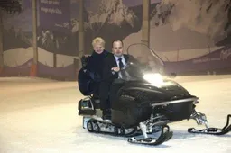 Prezidentė D. Grybauskaitė Druskininkuose apsilankė sniego arenoje,  išbandė sniego motociklą