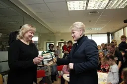 Prezidentė Birštono bibliotekai padovanojo naujų knygų ir paragino jas branginti