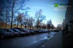 „Rover 620“ apgadino penkis automobilius, vairuotojas iš įvykio vietos pasišalino (TV REPORTAŽAS)