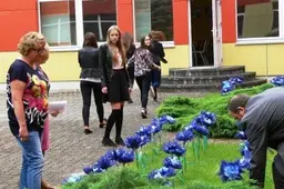 Gimnazijos kiemelis pražydo simboliniais atminimo žiedais
