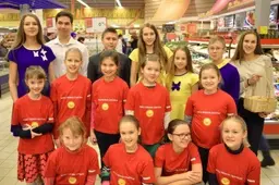 „Rimi“ pirkėjai klausėsi koncerto ir galėjo įsigyti dienos centro lankytojų rankdarbių