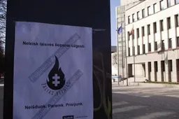 Rotušės aikštėje bus pakeltos Lietuvos Respublikos ir NATO vėliavos, aidės salvės