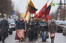 Laisvės gynėjai pagerbti tylos minute, atminimo liepsnelėmis ir taikos balandžiais (VIDEO)