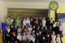 Teatro dieną mažieji Alytaus aktoriai minėjo „Plojimais“ Senamiesčio mokykloje