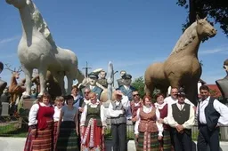 Alovės „Susiedai“ sukrovė didžiausią, gražiausią šieno kupetą ir stebėjo ugnies misteriją vandenyje