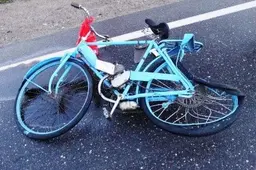 „Alfa Romeo“ partrenkė ta pačia kryptimi važiavusį mopedą (ATNAUJINTA. NUOTRAUKOS)