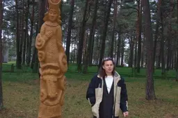 Varėnos legendų parke - ir S. Lampicko „Varėnės ežero" skulptūra