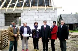 Kas lentų, kas - drabužių, o „Sodros“ darbuotojai nuo gaisro nukentėjusiai šeimai paaukojo pinigų