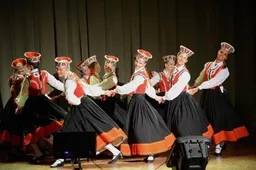 Baltijos kelią šokiais ir dainomis minėjo Butrimonyse ir Punioje