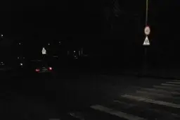 Sustojo praleisti per perėją - automobilio stiklą išdaužė brendžio buteliu