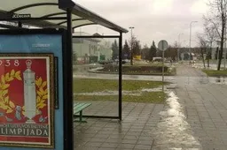 Paskui stotelę prašo perkelti ir transporto laukimo paviljoną