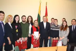 Paskatino besimokantį ir studijuojantį jaunimą, o daugiausia - būsimus medikus
