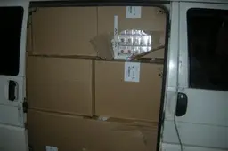 Kaniūkuose „pamesto“ automobilio su 40 tūkst. pakelių cigarečių savininkai surasti miške (ATNAUJINTA)